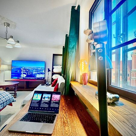 OLD TOWN Best View WiFi 300 Mb/s Huge screen Netflix AppleTV AmazonTV Warschau Buitenkant foto