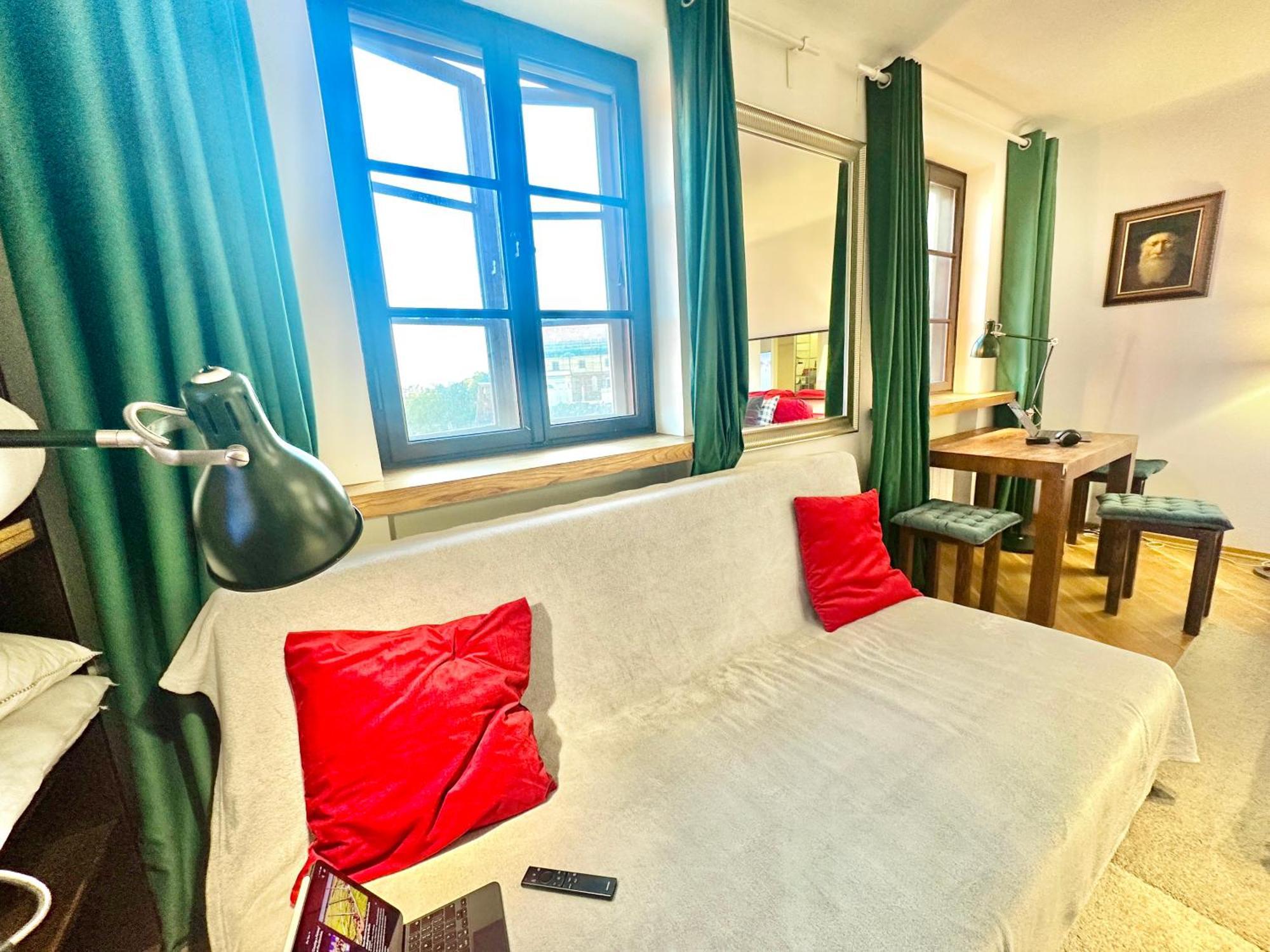 OLD TOWN Best View WiFi 300 Mb/s Huge screen Netflix AppleTV AmazonTV Warschau Buitenkant foto