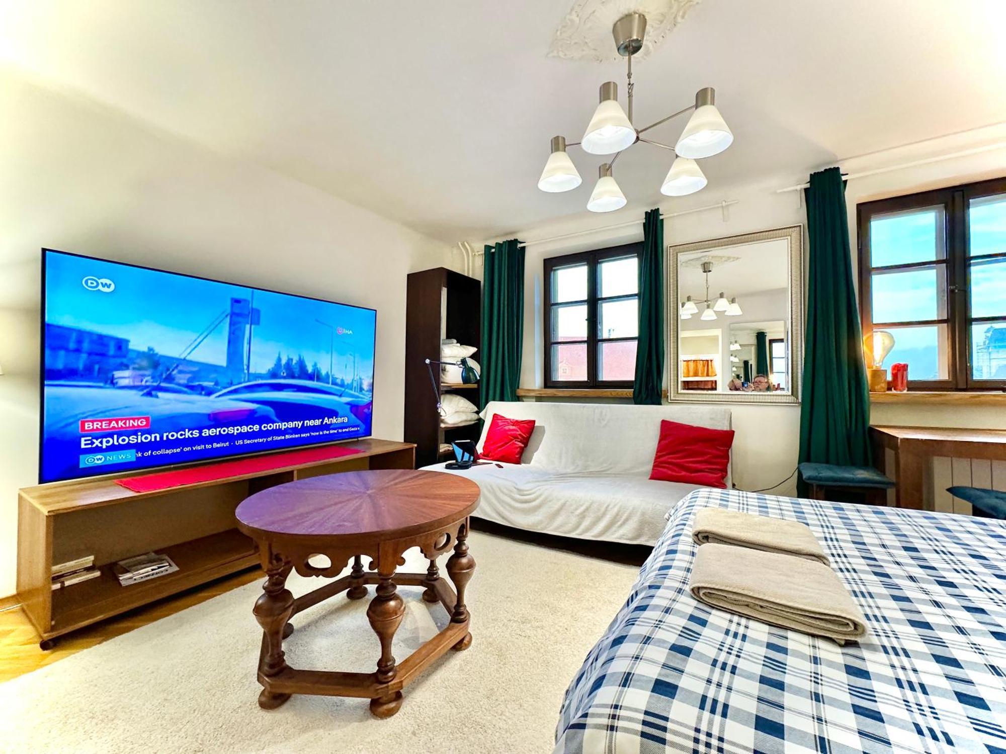 OLD TOWN Best View WiFi 300 Mb/s Huge screen Netflix AppleTV AmazonTV Warschau Buitenkant foto